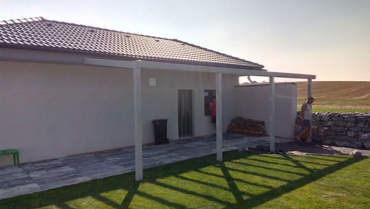 stání pro auto z hliníku