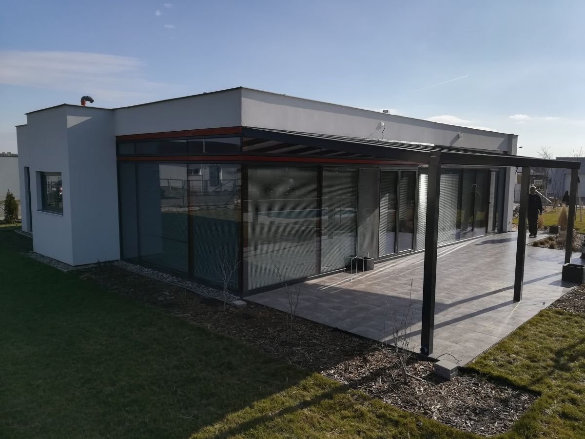 moderní dům s hliníkovou pergolou