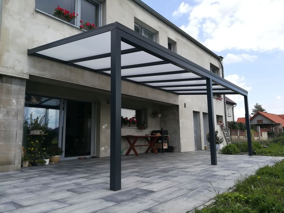 černá hliníková pergola