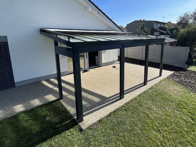 Bazén a hliníková pergola