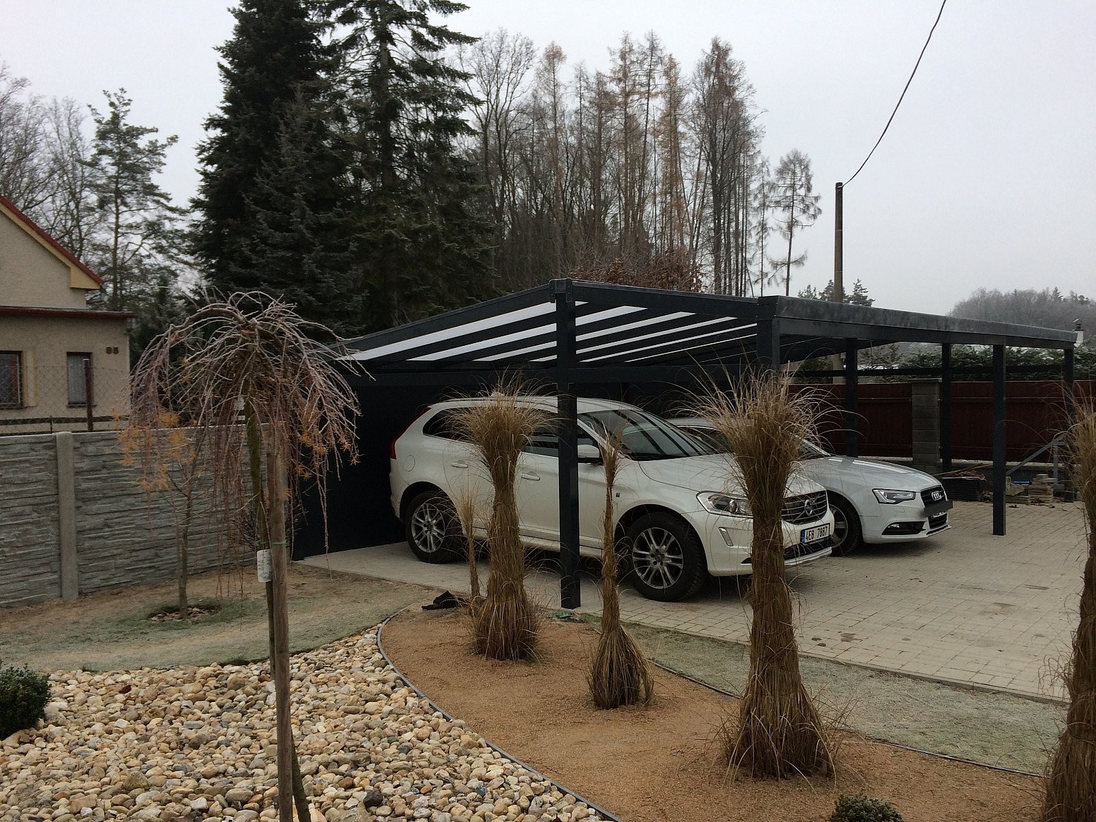 garážové stání z hliníku