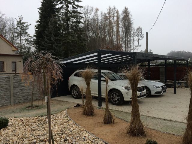 garážové stání z hliníku