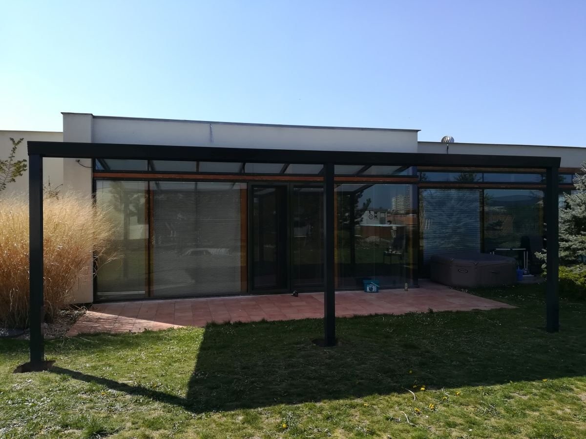 zahrada s hliníkovou pergolou