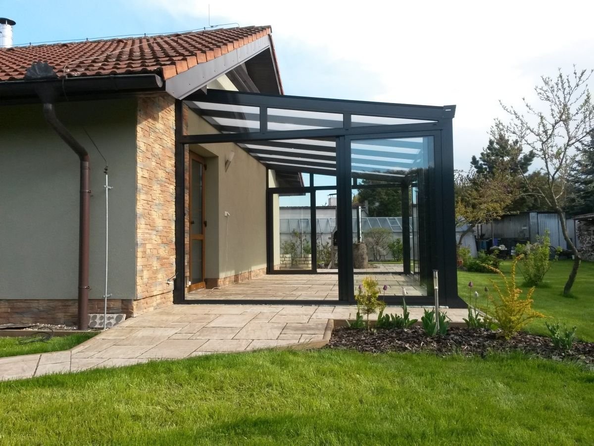 černá hliníková pergola z boku