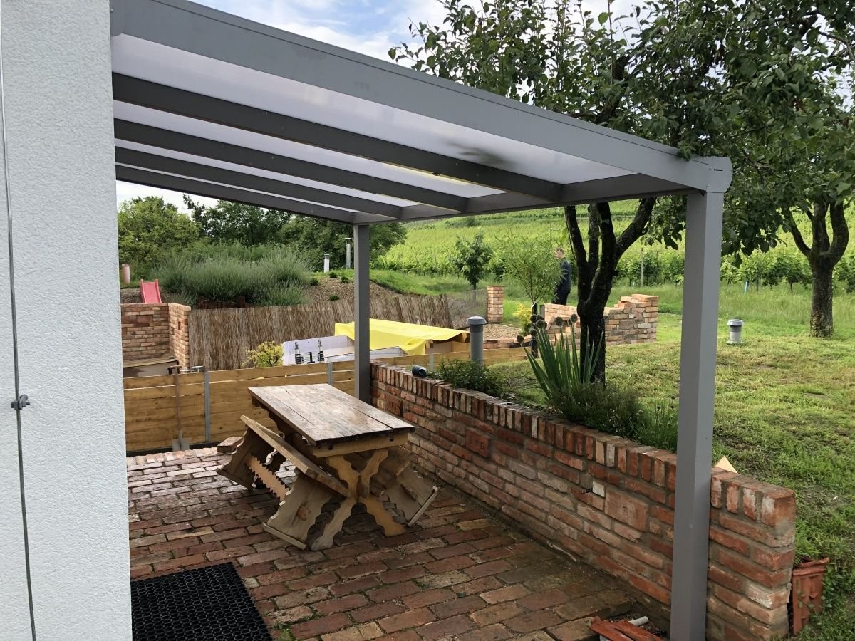 stůl pod hliníkovou pergolou