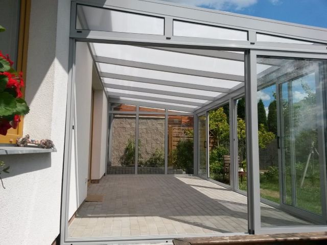 pohled do bílé zimní zahrady