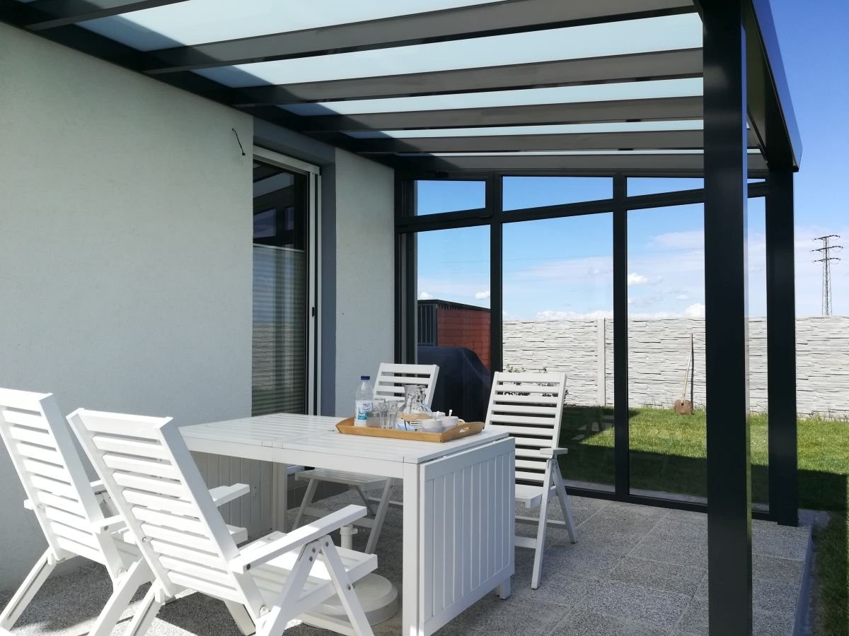 pergola z hliníku posezení