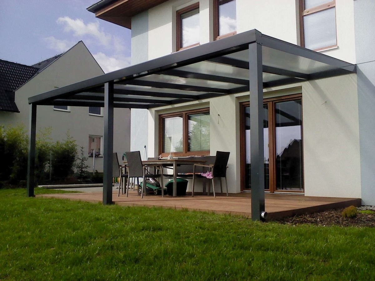 posezení pod černou pergolou z hliníku