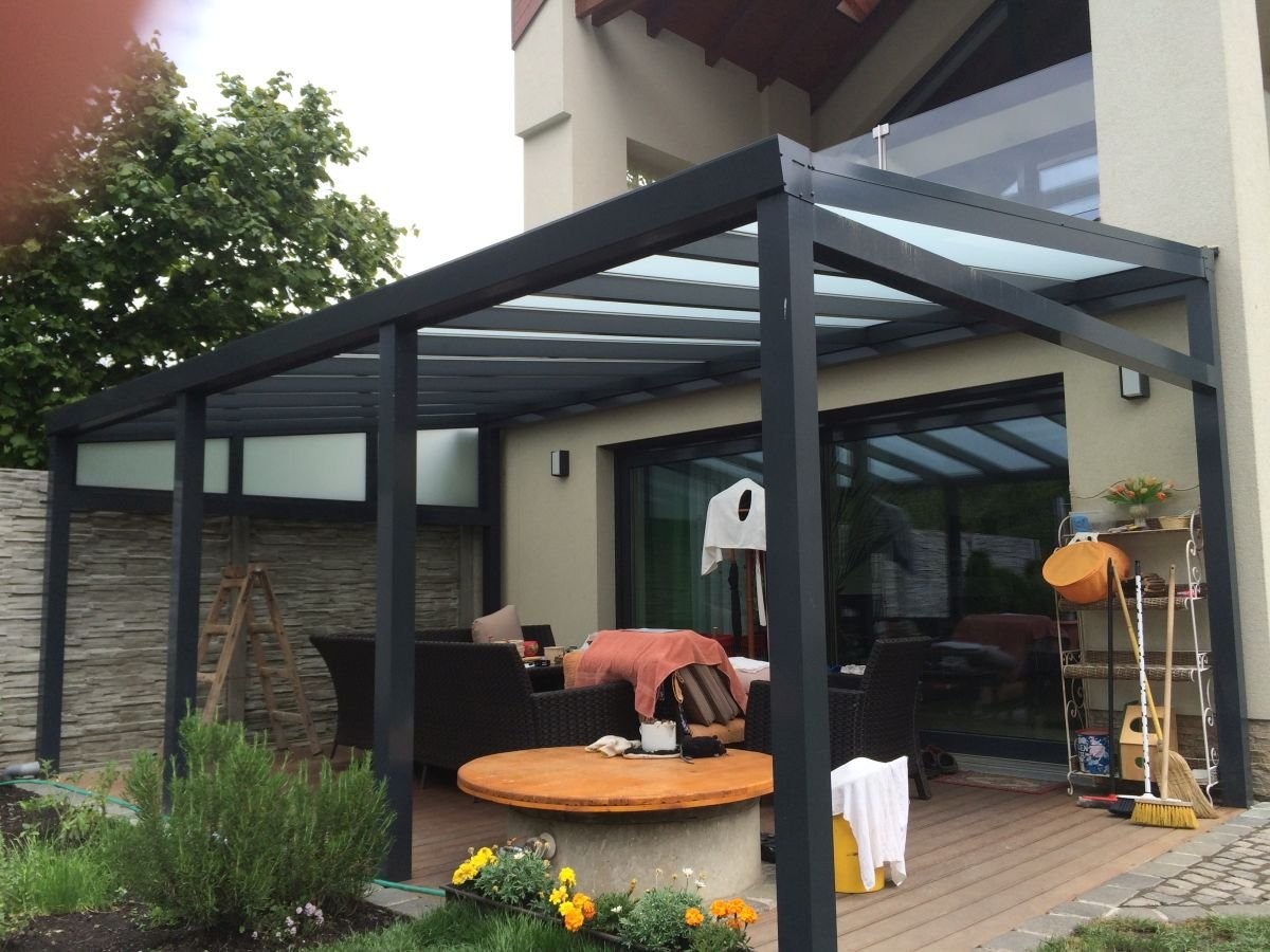 posezení pod hliníkovou pergolou