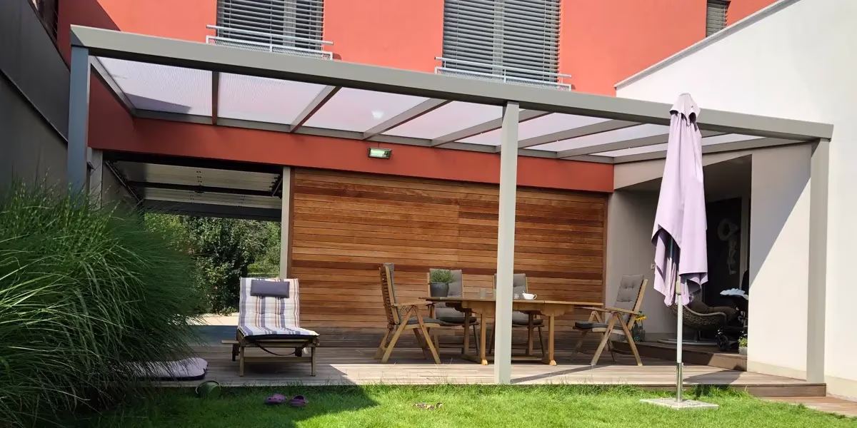 Antracitová hliníková pergola ALcentrum u bílého domu se zahradou