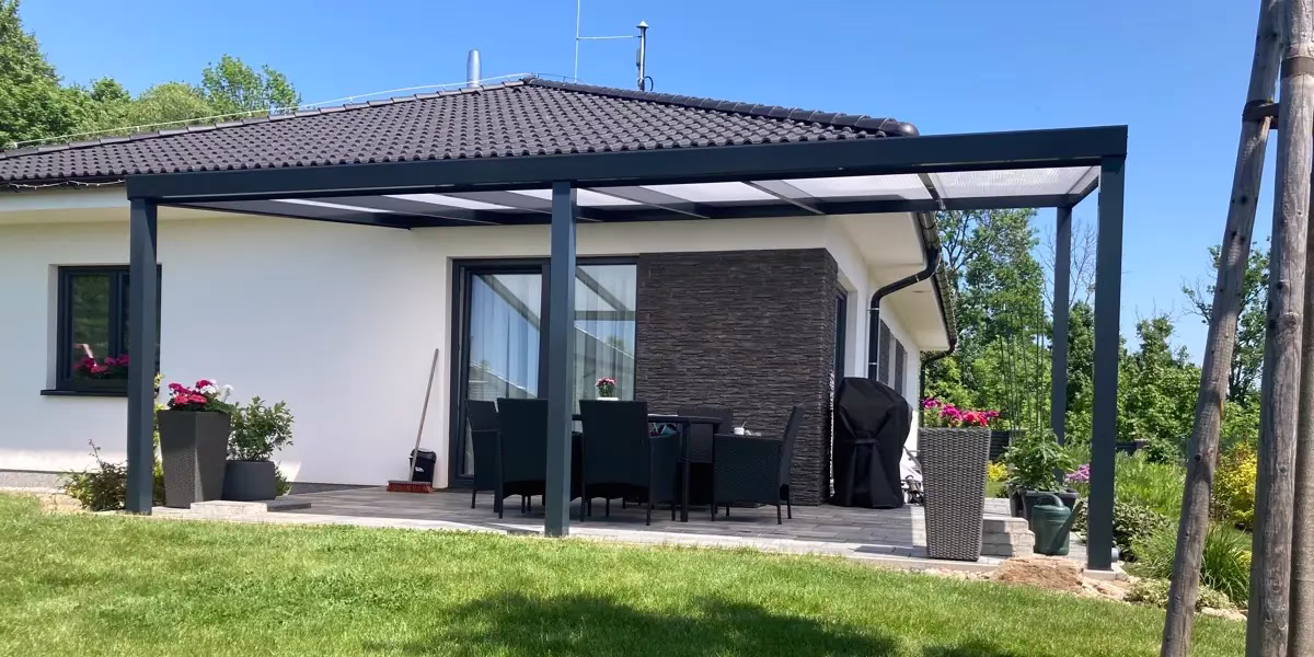 Hliníková pergola nad terasou za soumraku