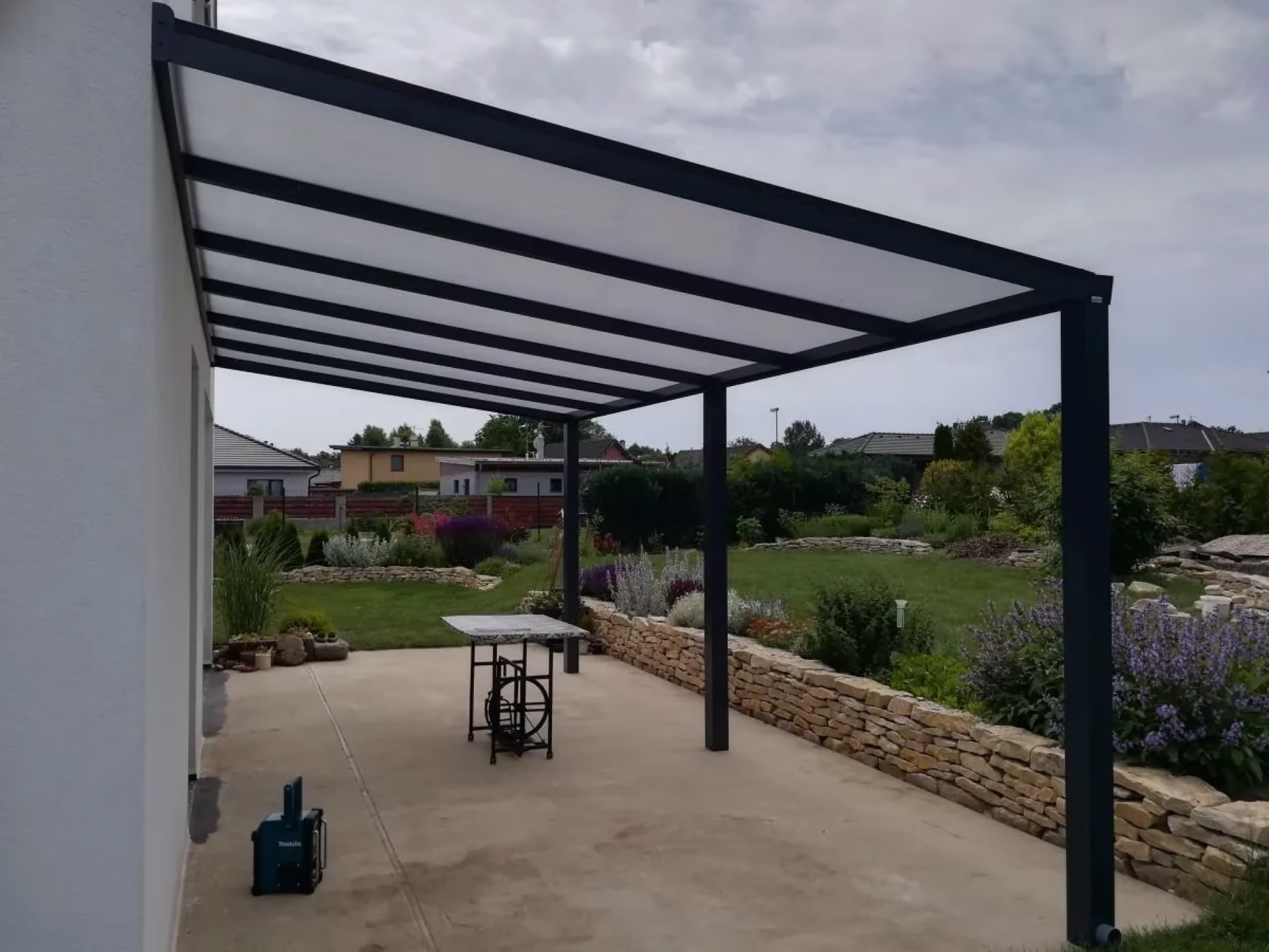 Hliníková pergola ALcentrum na české terase u rodinného domu
