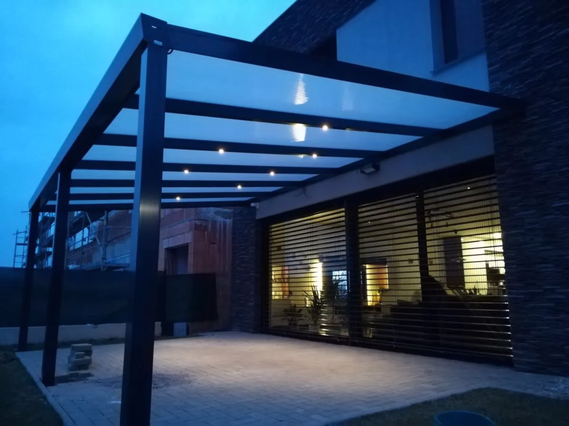Hliníková pergola ALcentrum na české terase u rodinného domu