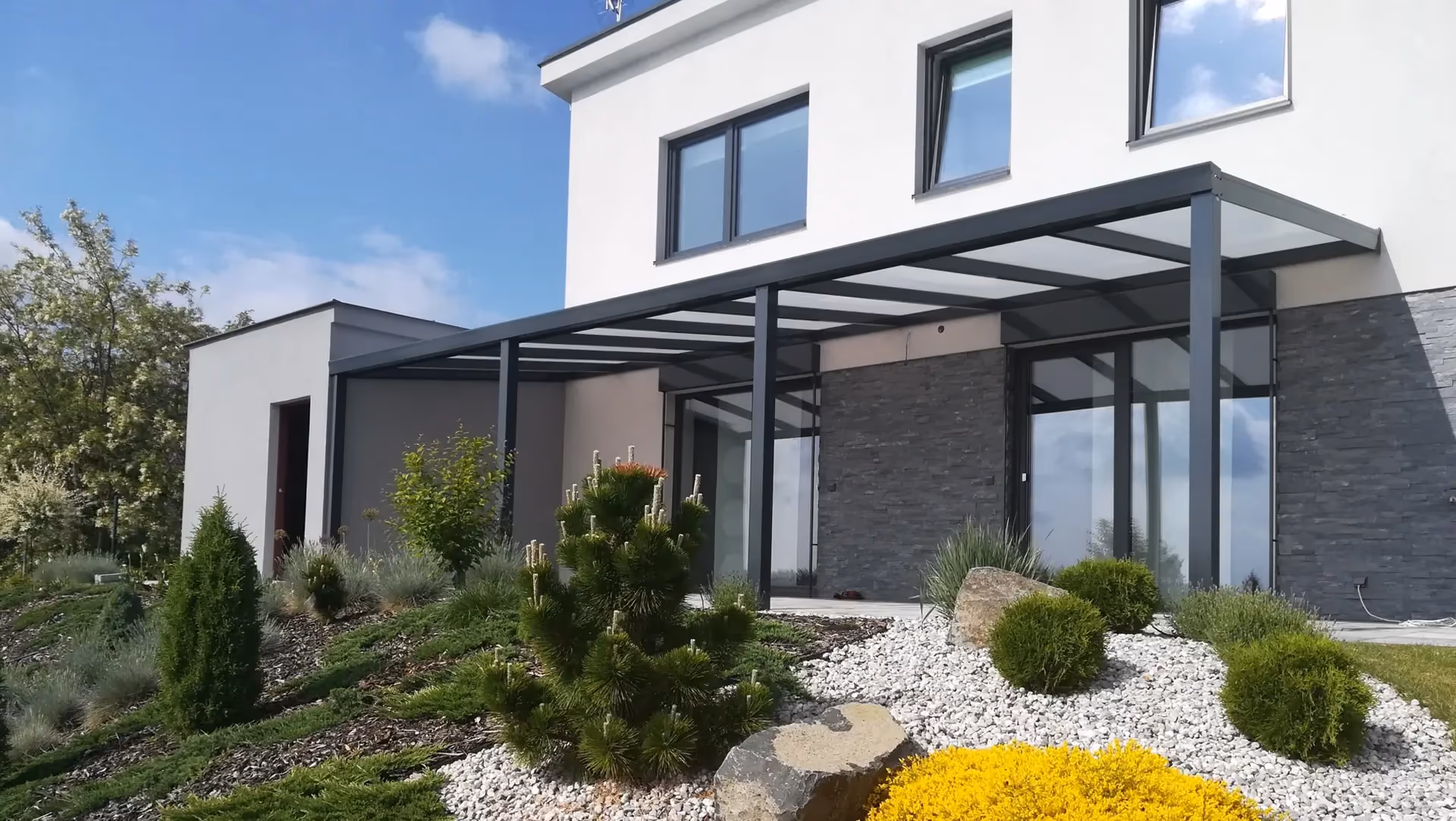 Antracitová hliníková pergola ALcentrum nad terasou u rodinného domu