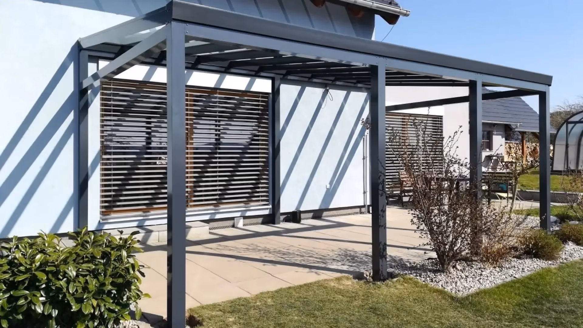 Hliníkový zahradní altánek ALcentrum u showroomu ve Veselí